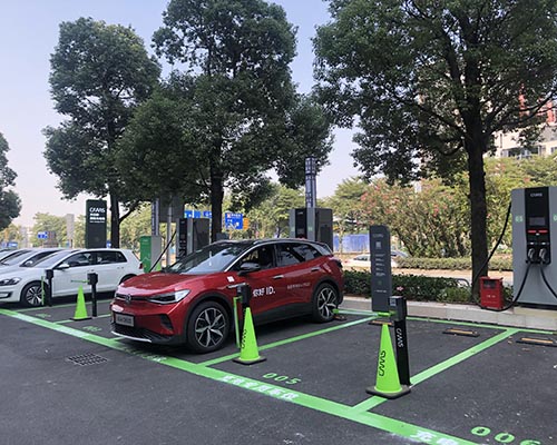 大眾全新電動車型ID.4 CROZZ在開邁斯超級充電站體驗充電服務(wù)